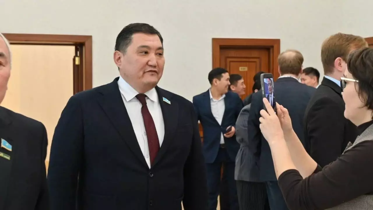"900 мың теңге жетпейді": Депутат Базарбек жалақысының аздығын айтты