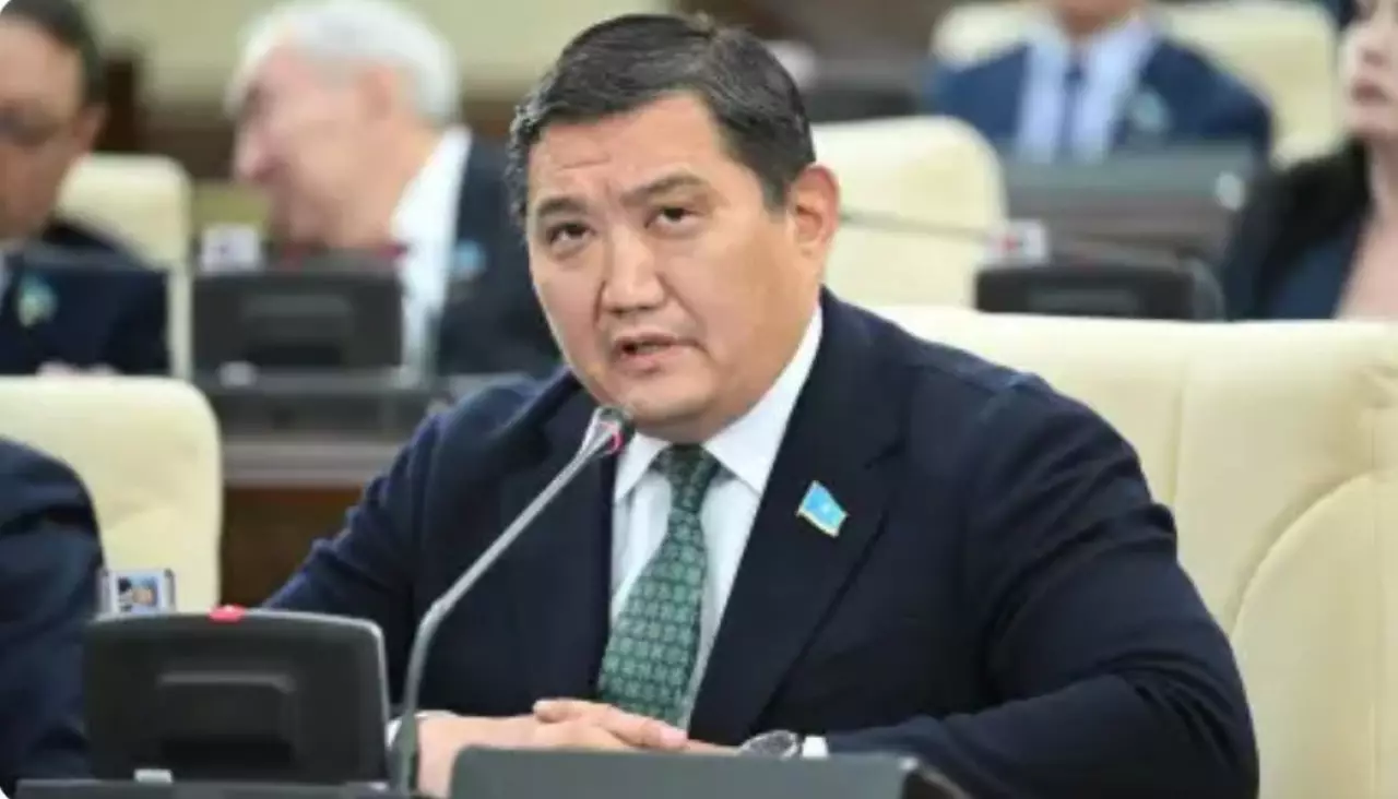 Депутат Базарбек 900 мың теңге жалақының өмір сүруге жетпейтінін айтты