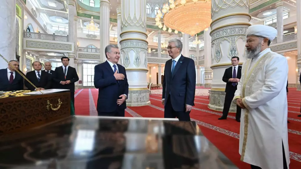 Тоқаев Мирзиёевпен бірге Түркістандағы жаңа мешітті аралап көрді