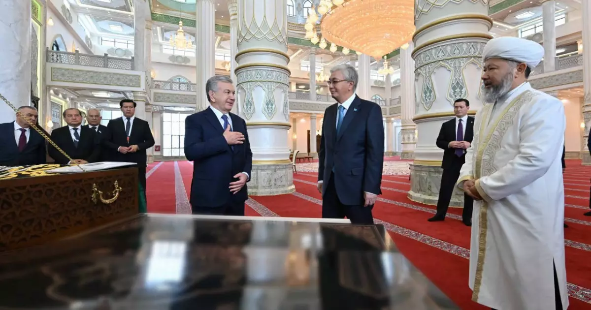  Қасым-Жомарт Тоқаев пен Шавкат Мирзиёев Түркістандағы жаңа мешітті аралады 