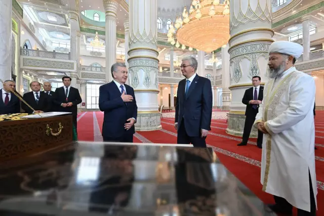 Тоқаев Шавкат Мирзиёевпен бірге Түркістандағы жаңа мешітті аралап көрді