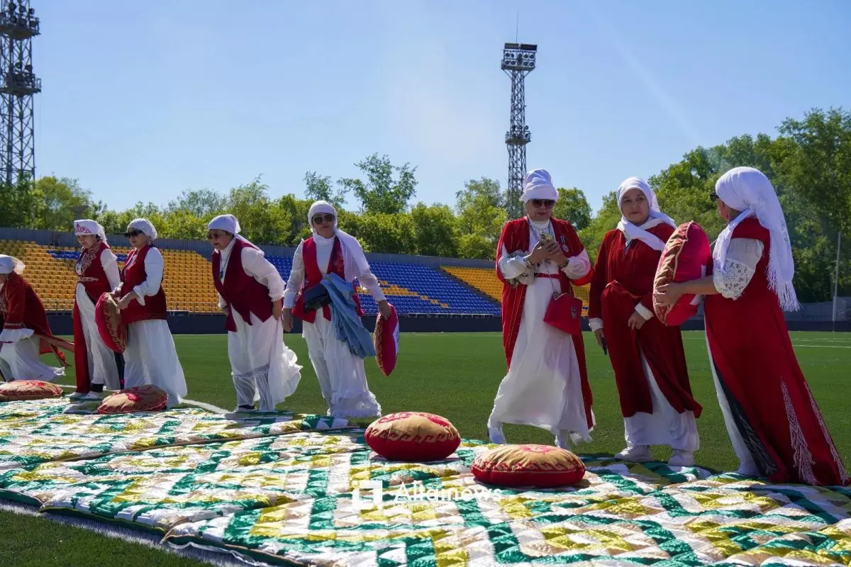 17 облыс, бір көрпе: Өскеменде алып құрақ тігілді