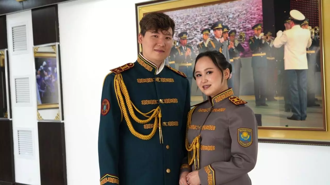 «Отанға махаббат отбасынан басталады»: Ұлттық ұланда қызмет ететін өнерлі жұптың хикаясы