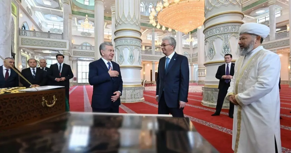  Қасым-Жомарт Тоқаев пен Шавкат Мирзиёев Өзбекстан тарту еткен Түркістандағы жаңа мешітті аралап көрді 