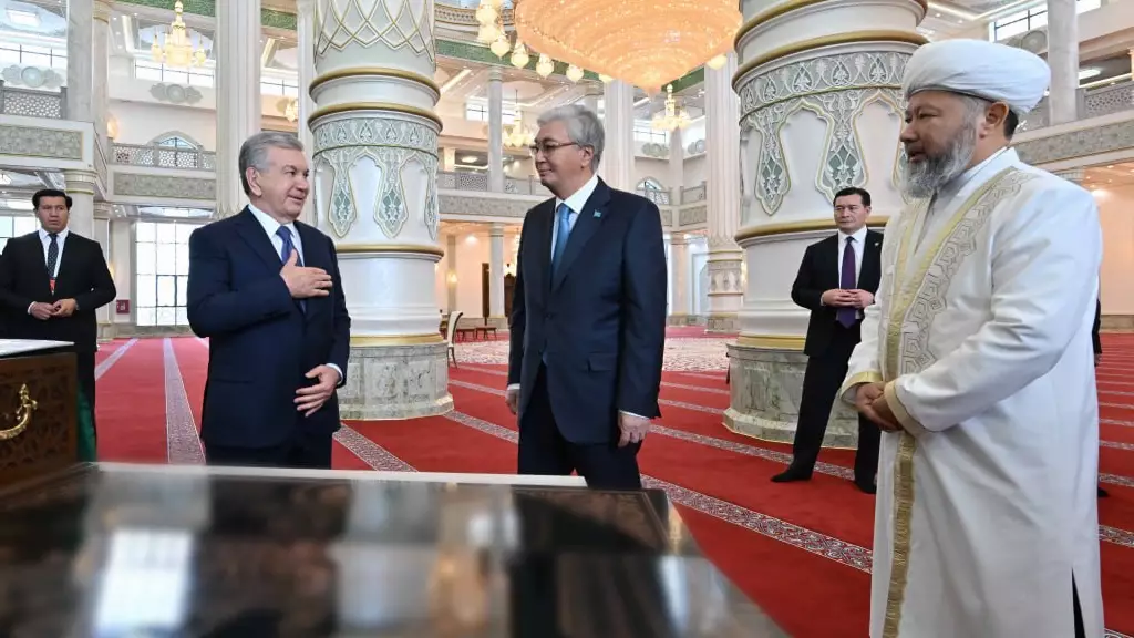 Бауырлас елдің Түркістанға тартуы: Қазақстан мен Өзбекстан басшылары жаңа мешітті аралап көрді
