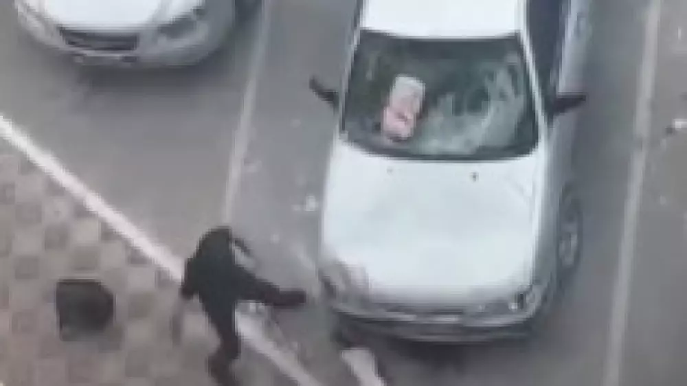 Долговые разборки в Актау закончились разгромом авто - фото