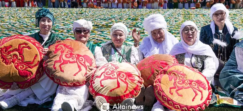 Өскеменде екі шақырымдық аламан құрақ көрпе жайылып, әлемдік рекордқа ұсынылды