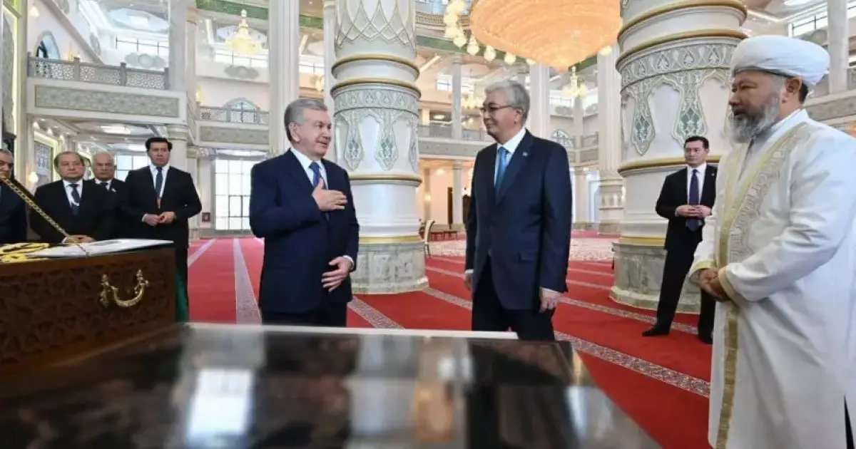  Бауырлас өзбек елінің тартуы. Тоқаев Мирзиёевпен Түркістандағы жаңа мешітті аралап көрді 