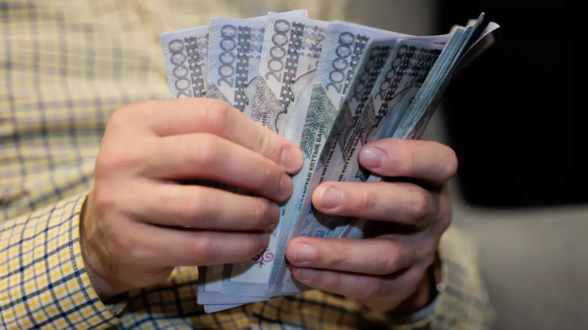 Депутат 900 мың теңге жалақысының жетпейтінін айтты