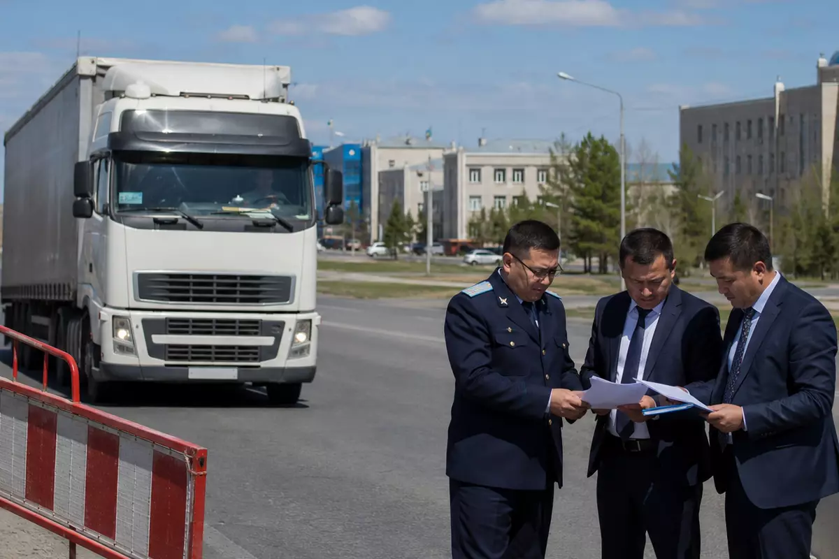 Аким Сатпаева незаконно ограничил движение на республиканской трассе