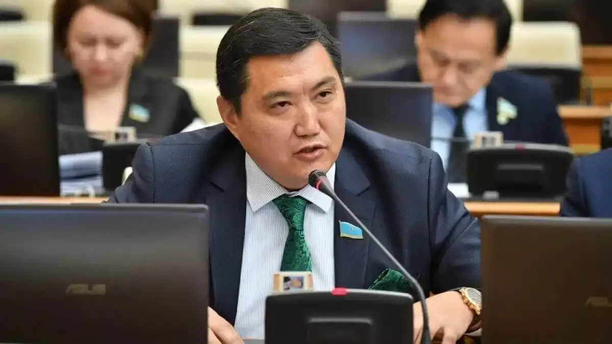 Айлығы жетпеген депутат әйелін жұмысқа шығармақ