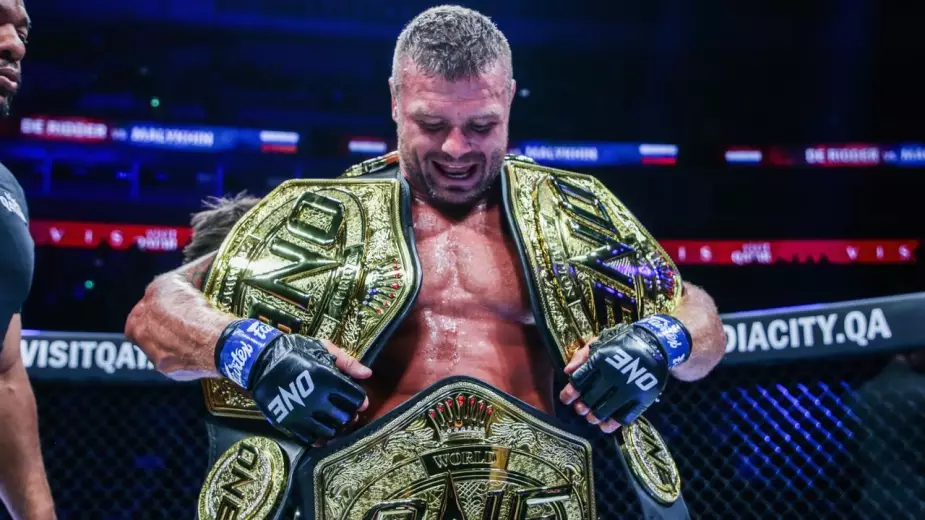 Первый тройной чемпион из России вернул титул и завершил карьеру 