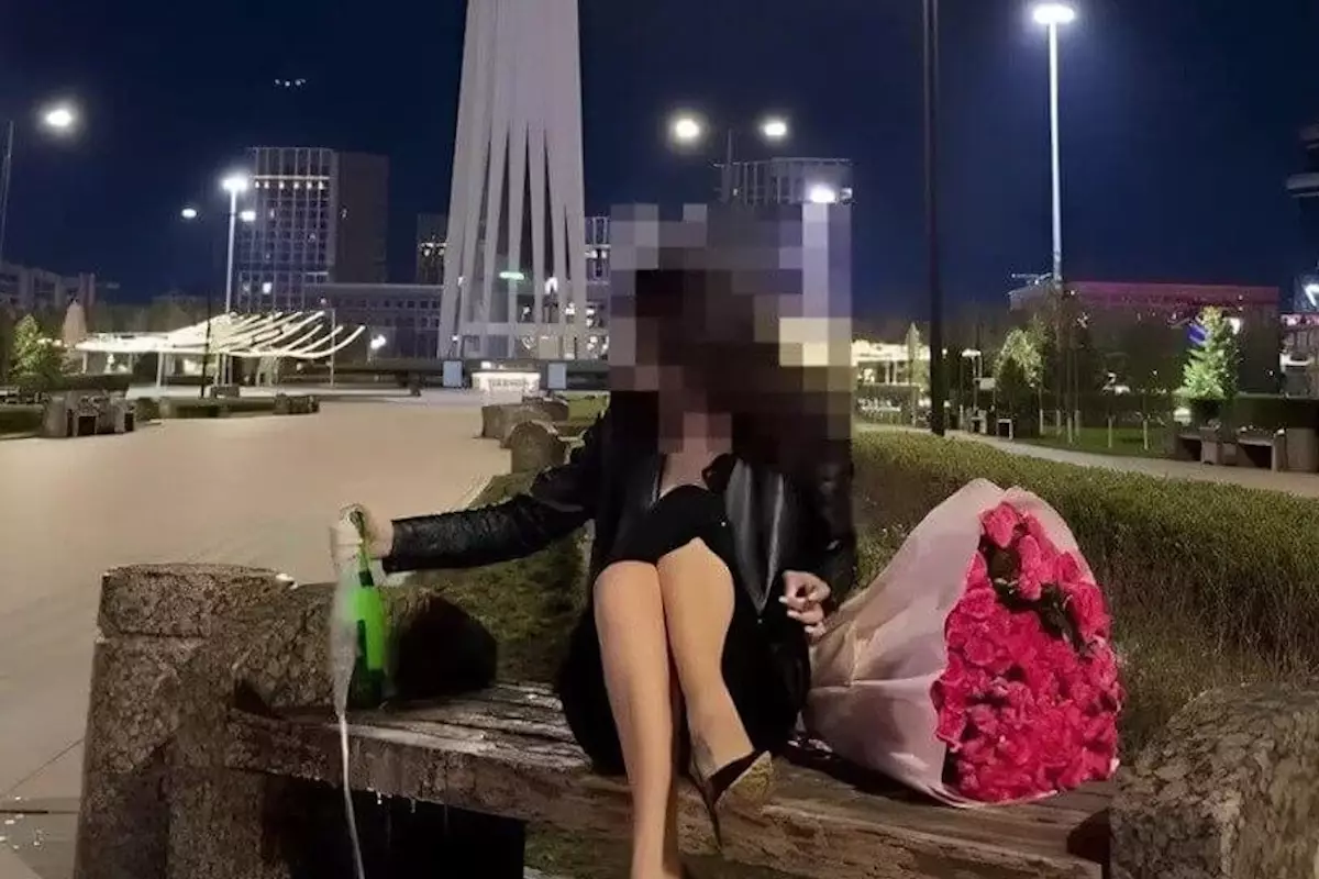 Блогерша разлила шампанское у «Байтерека» ради тренда и получила штраф