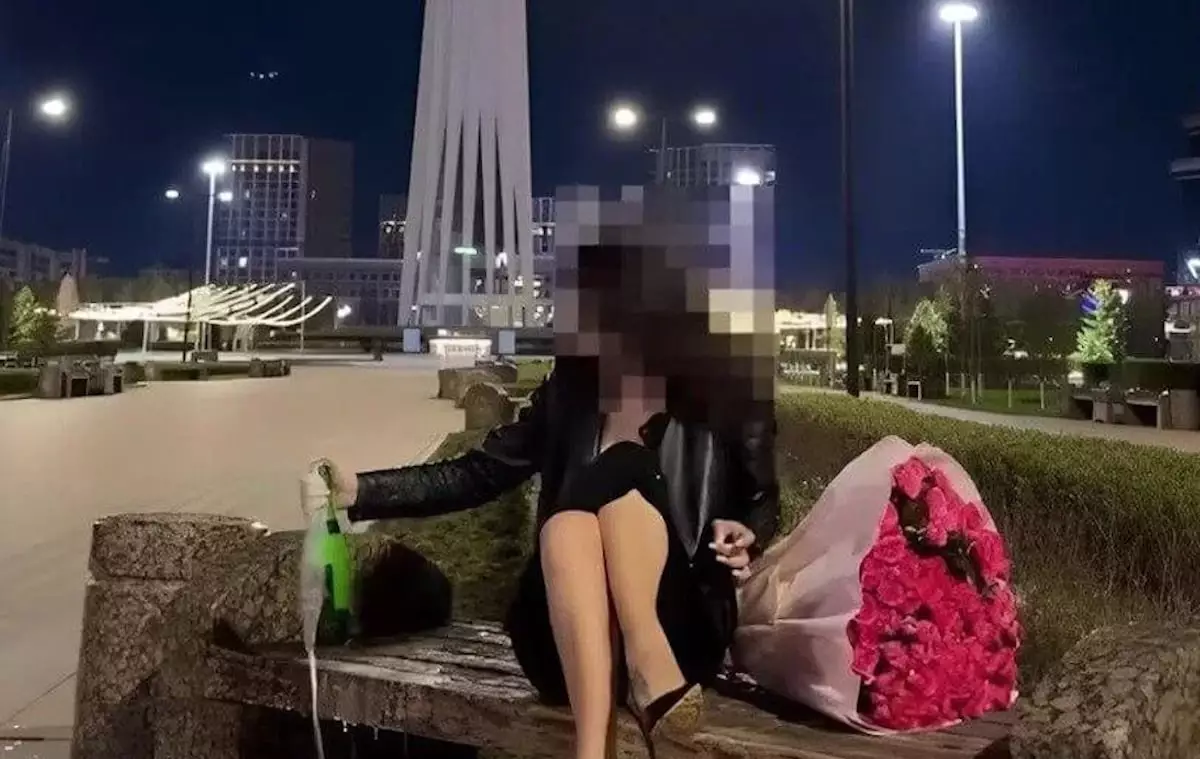 Астанада "Бәйтерек" маңында шампан шашып, видео түсірген әйел айыппұл арқалады