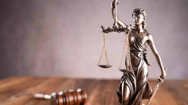 Увольнение директора школы отменили через кассацию