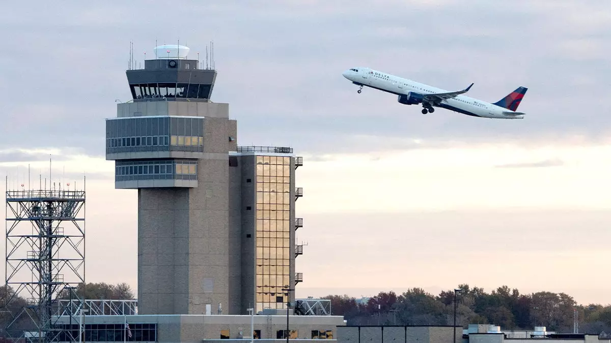 Федеральное управление гражданской авиации США (FAA) представило новый план найма авиадиспетчеров после того, как его глава предупредил, что система «хронически недоукомплектована».