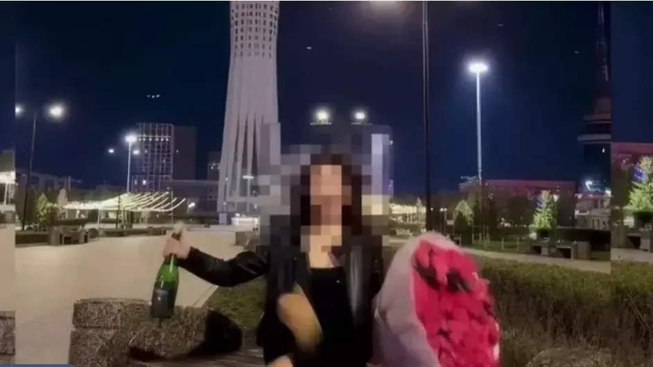 Астанада контент үшін "Бәйтерек" маңына шампан төккен блогер қыз жазаланды