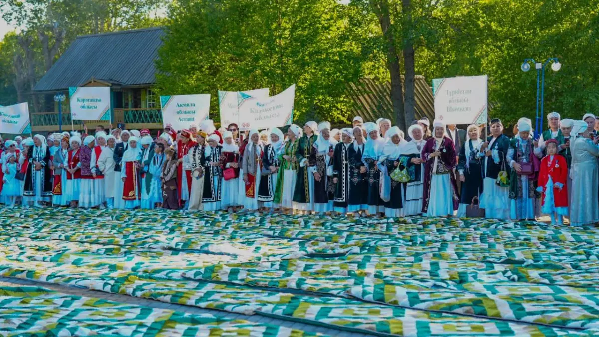 В Усть-Каменогорске создали лоскутное одеяло длиной более двух километров