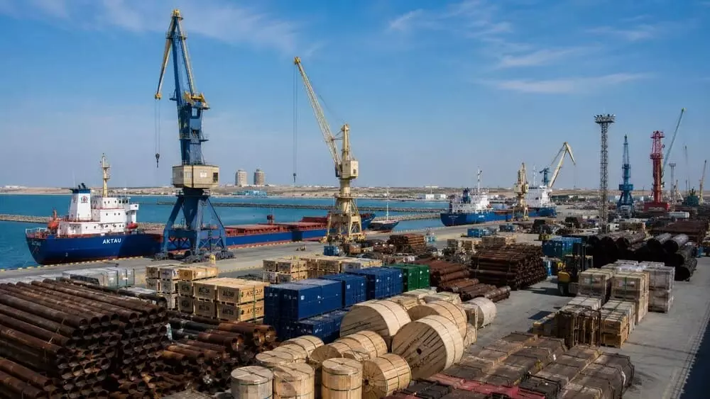 Казахстан впервые отправил рапсовое масло морем через порт Актау в Иран.