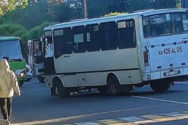 Талдықорғанда жаяу жүргіншіні автобус қағып кетті: әйел оқиға орнында көз жұмды