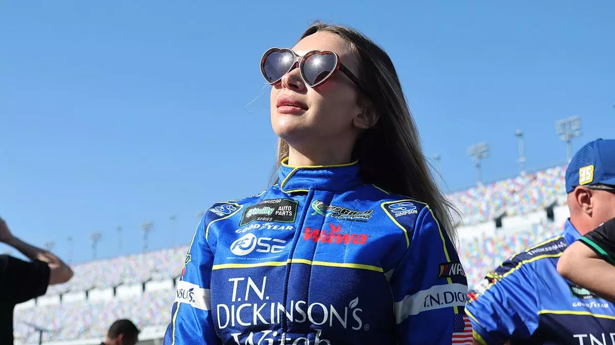 Женщина-пилот NASCAR расплакалась во время шокирующего срыва в машине, припарковала грузовик посреди гонки и в ярости покинула серию.