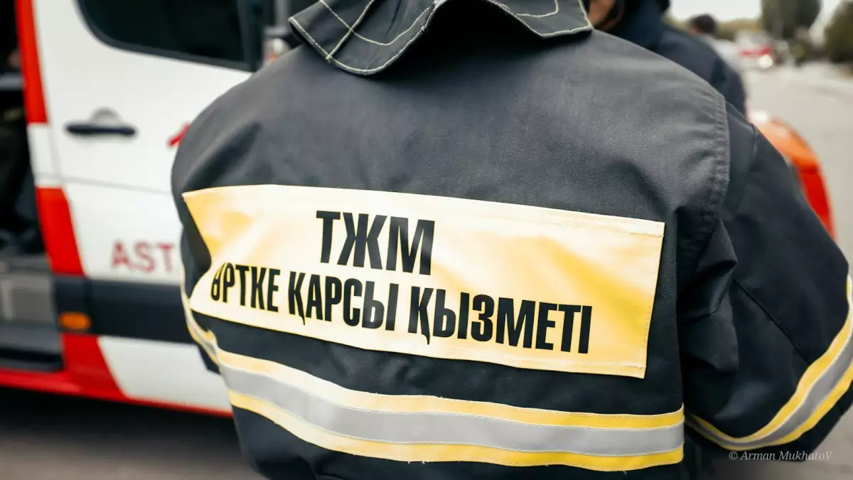 Ақтөбеде көпқабатты үйден өрт шықты: 35 адам эвакуацияланды