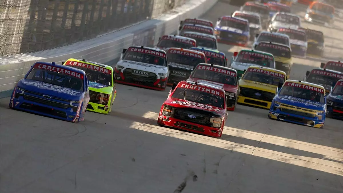 Носильщик шин NASCAR спас репортёра от вырвавшегося пит-бокса перед гонкой Craftsman Truck Series.