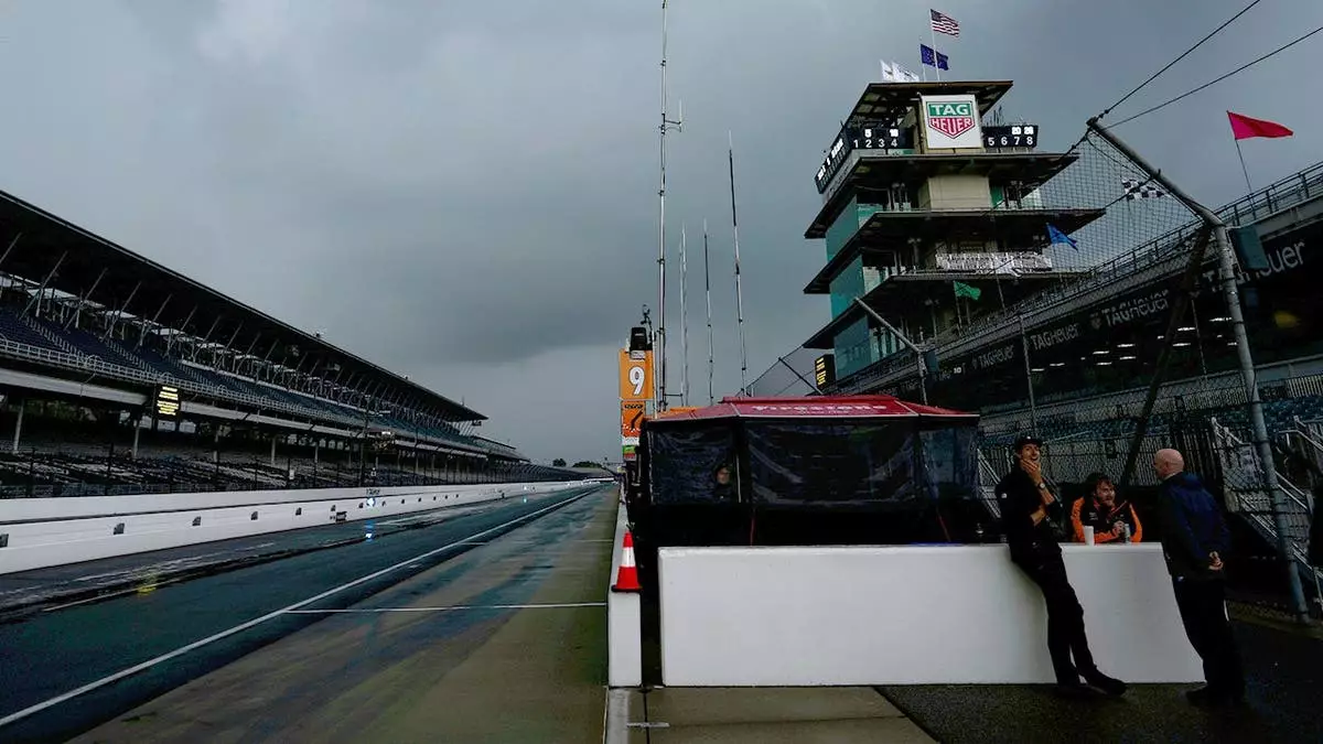 Первый день квалификации Indy 500 был отменён из-за дождя, что привело к изменению формата на воскресенье.
