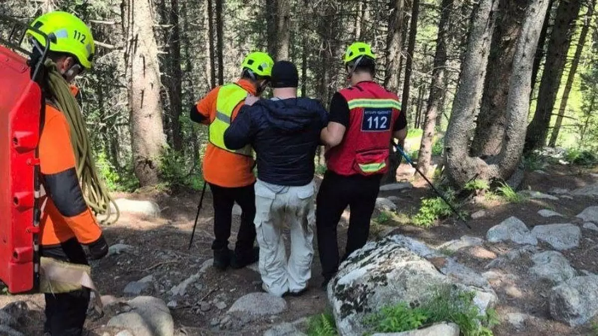 Пожилому туристу понадобилась помощь спасателей в горах Алматы