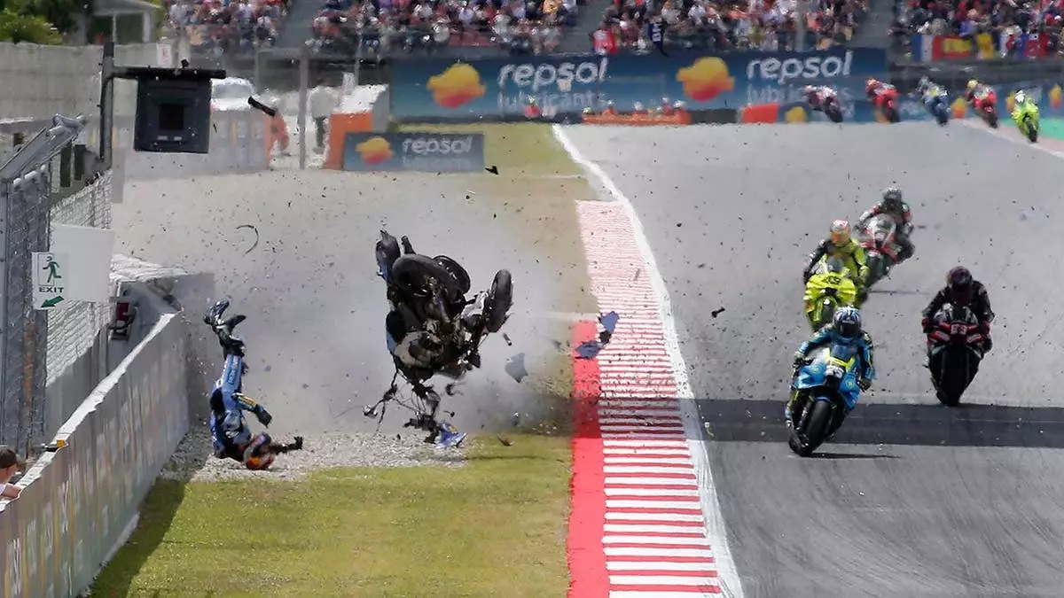 Гонщик MotoGP с ужасающей силой вылетает в воздух во время аварии и получает серьёзные травмы.
