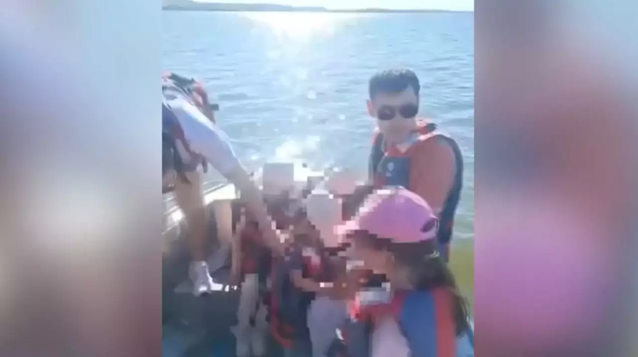 Көкшетауда ақауы бар паромнан 25 адам құтқарылды