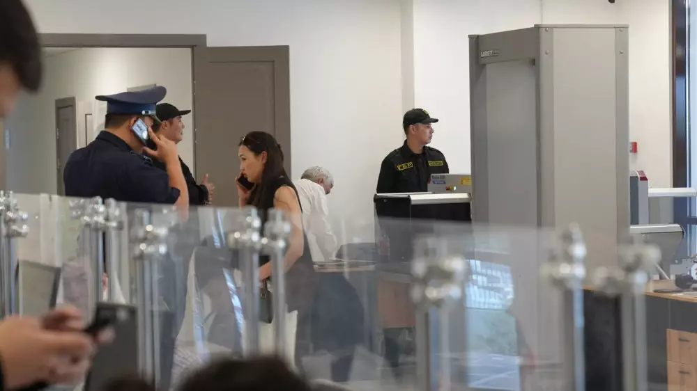 Расправа над семьей. Атырау в ожидании суда по громкому делу - фото, видео