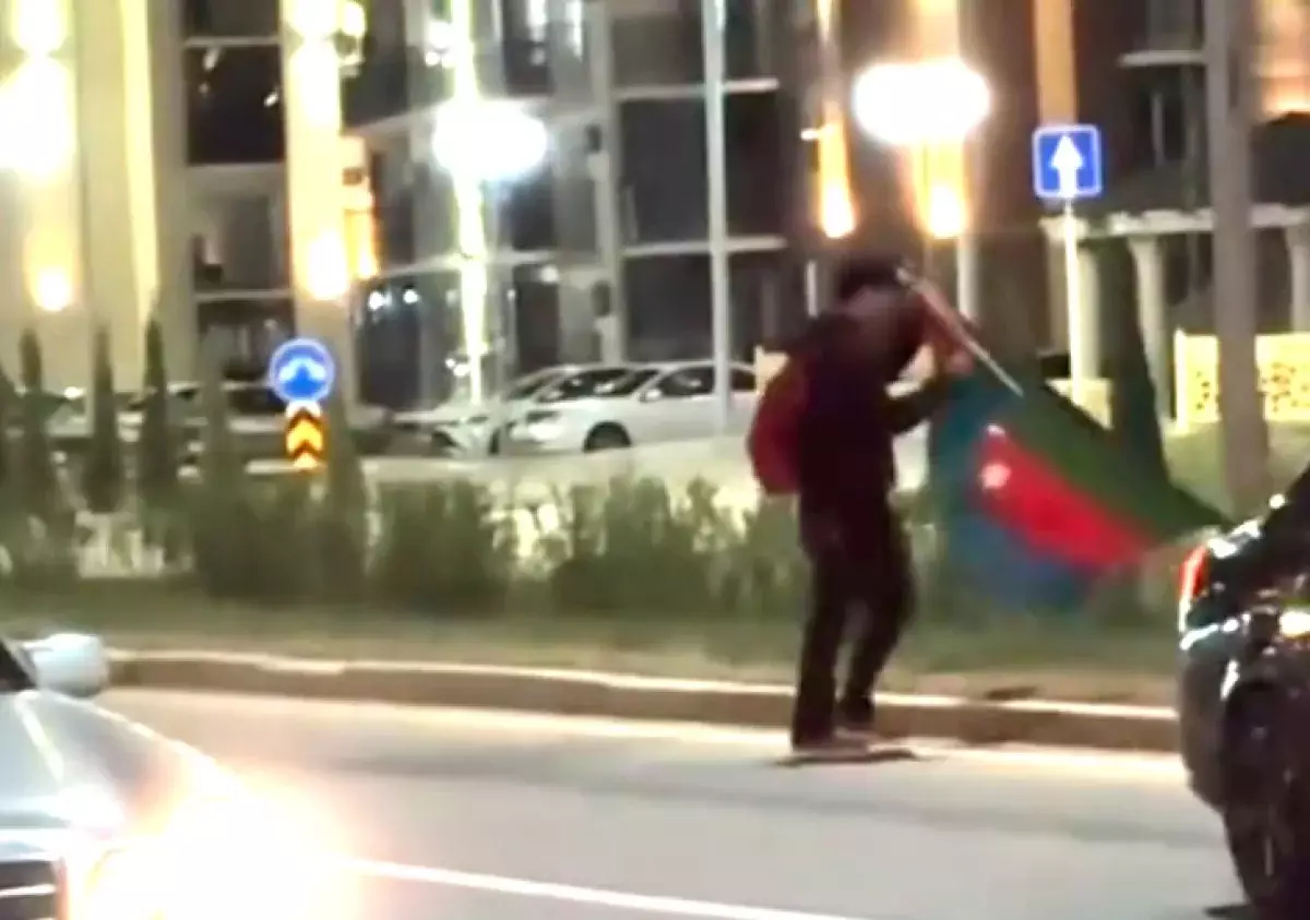 «Не смог пройти мимо»: школьник поднял флаг Азербайджана в Туркестане