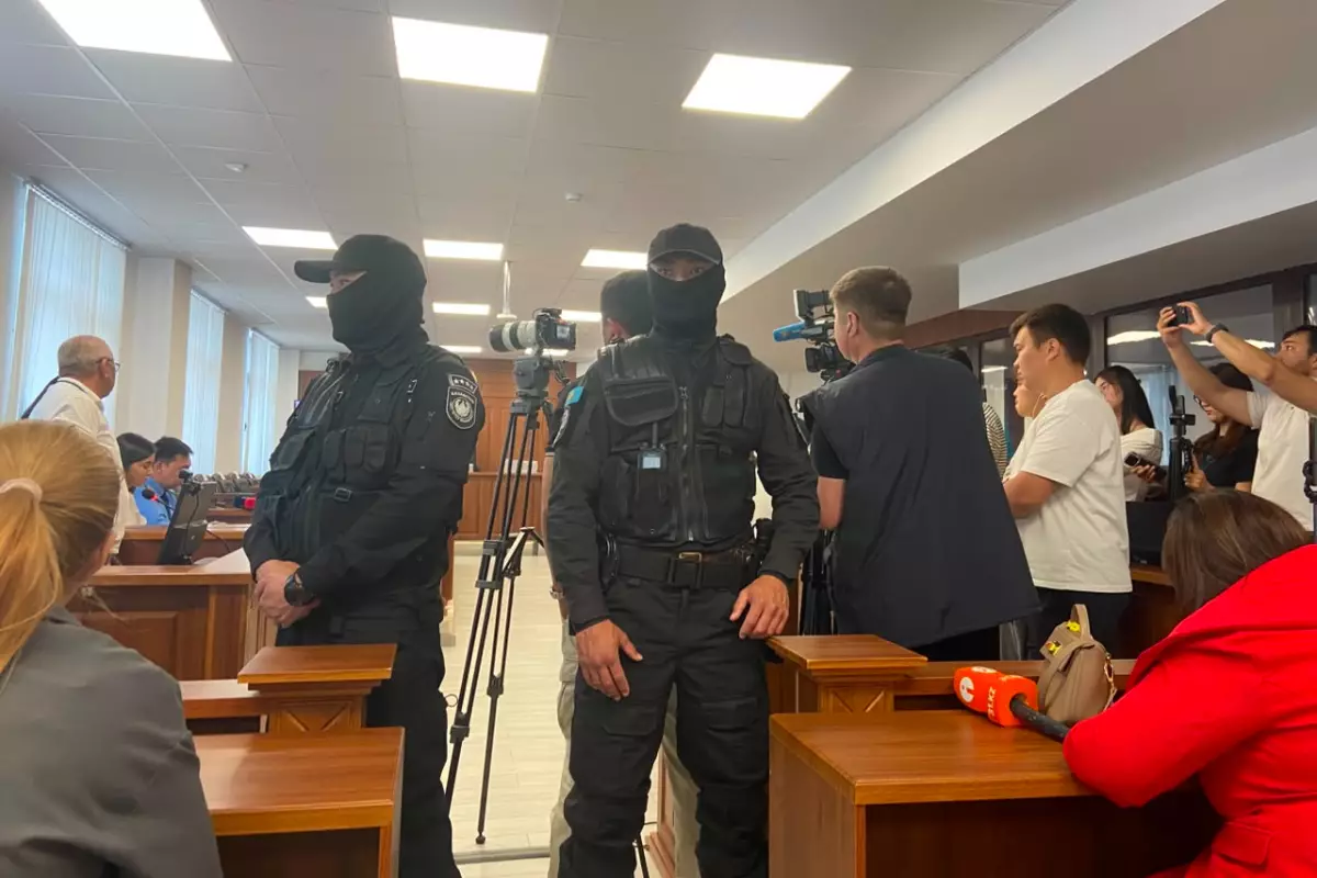 Полный зал суда: в Атырау стартовал процесс по делу семьи из Жангелдина