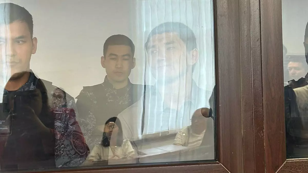 Яма под кроватью и расчлененное тело: новые детали дела о гибели семьи раскрыли в суде Атырау