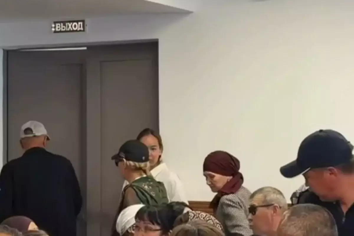 Родственников убийцы Султана Сарсемалиева вывели из зала суда
