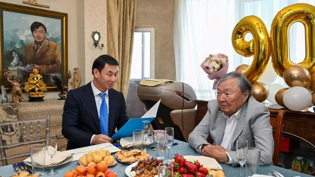 Президент поздравил Олжаса Сулейменова с 90-летним юбилеем