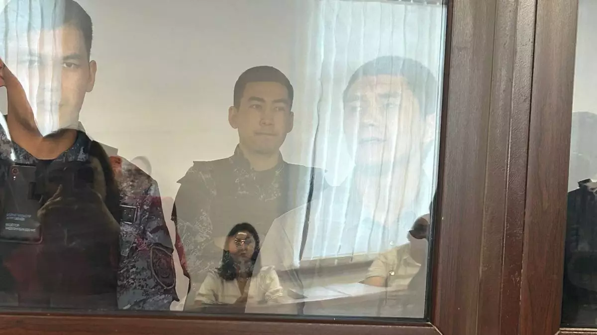 «Өлім жазасына дайынмын»: Атырауда қайын жұртын қырып тастаған күйеу бала сотта мәлімдеме жасады