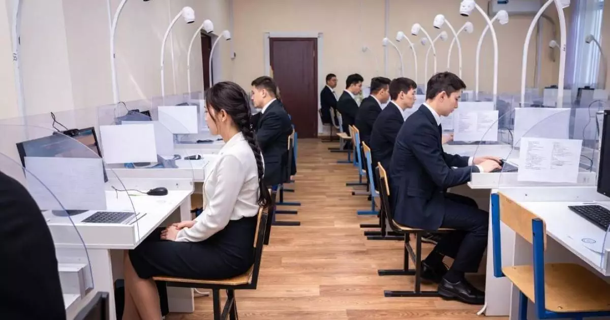  Смарт көзілдірік пен микроқұлаққап: ҰБТ-да ереже бұзған талапкерлер ұсталды 