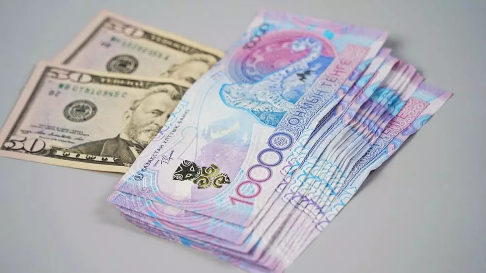 Доллар снова упал на торгах в Казахстане