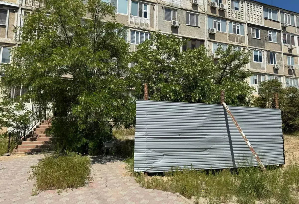 В Актау предприниматель незаконно установил ограждение - новости на Lada.kz 18.05.2026