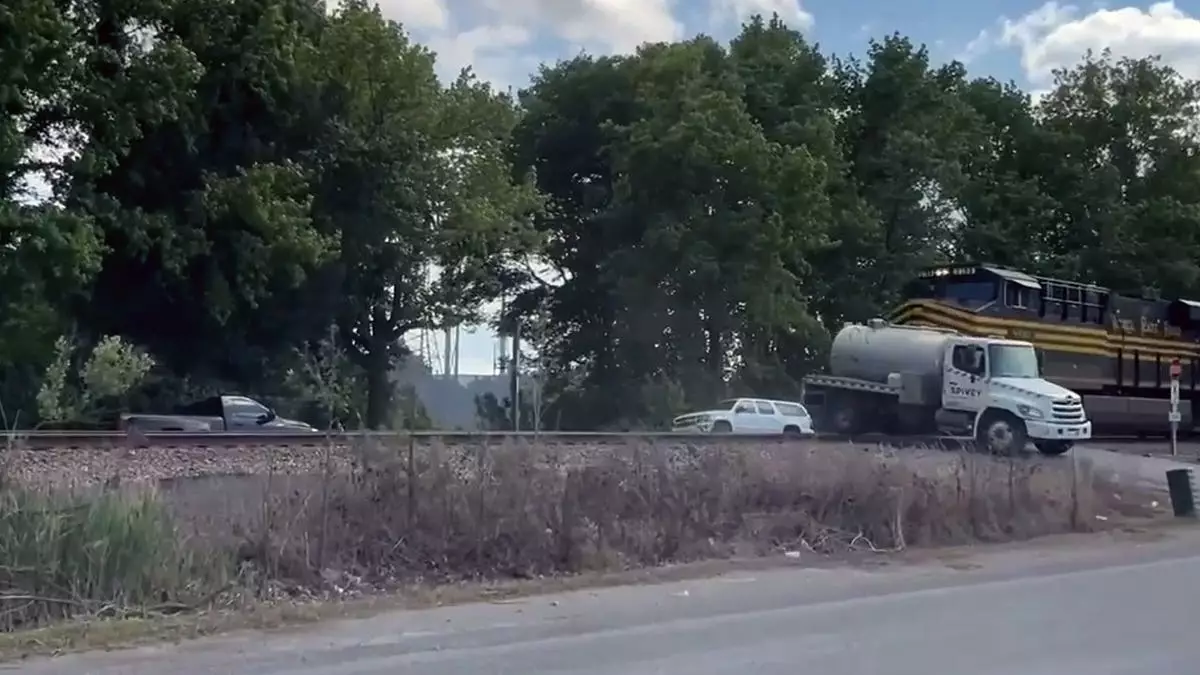 Видео очевидца запечатлело, как поезд Norfolk Southern на железнодорожном переезде в Вирджинии врезался в ассенизаторский грузовик.
