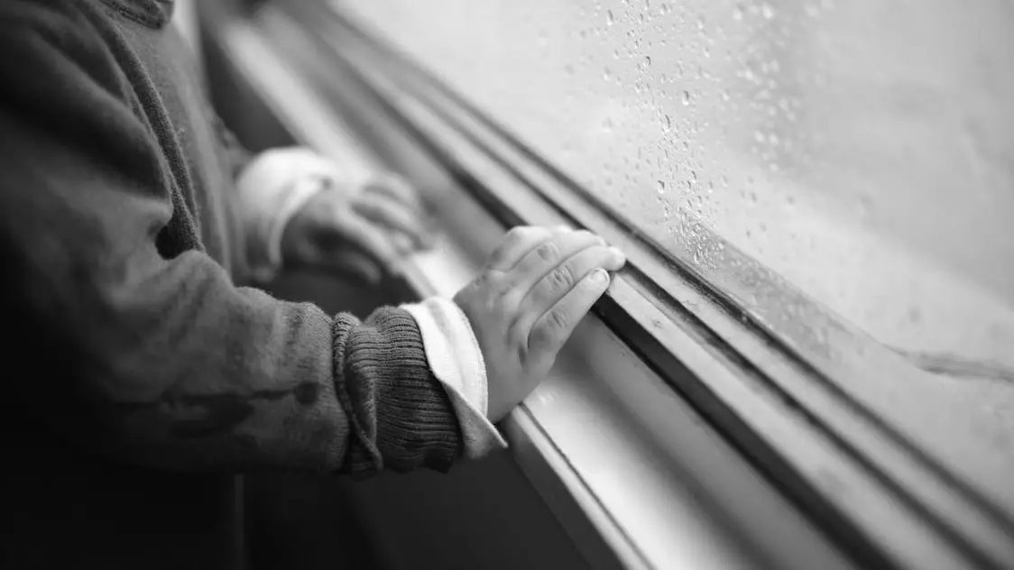 Қарағандыда көпқабатты үйдің терезесінен екі бүлдіршін құлап кетті