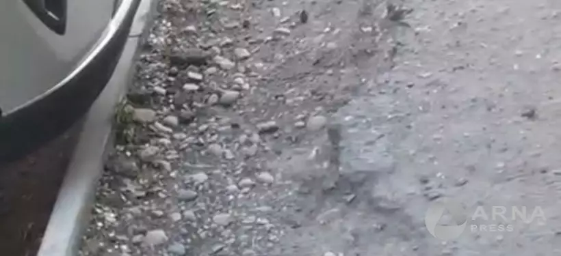 "Ноги можно вывихнуть": семейчанка пожаловалась на разбитый тротуар в центре города