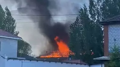 На правом берегу Астаны полыхает двухэтажное здание
