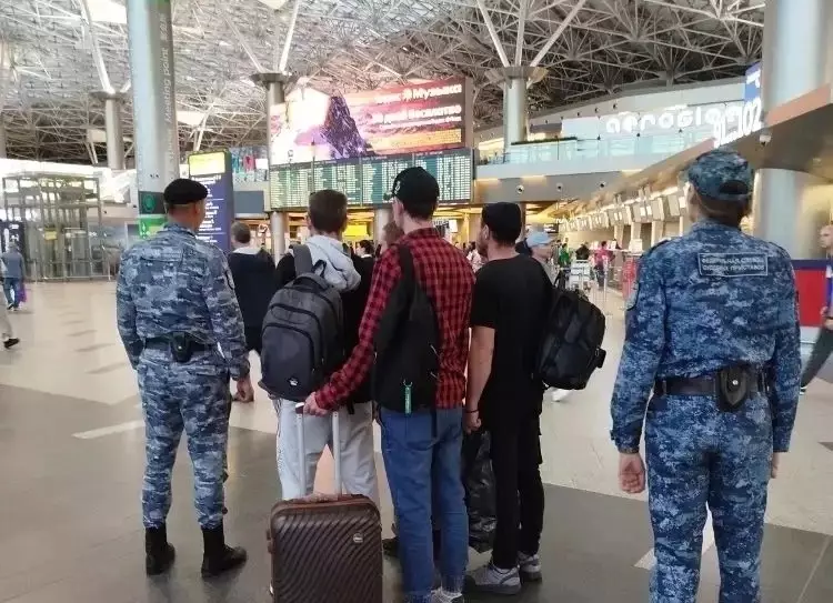 Четверо граждан Казахстана покинули Россию под контролем курских приставов.