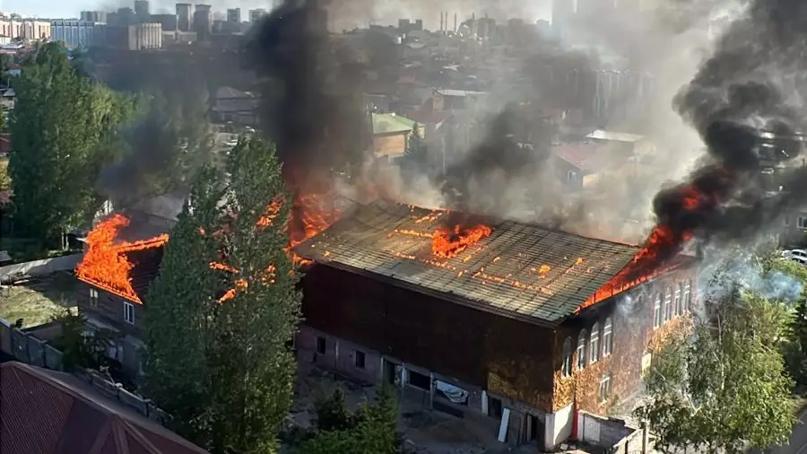 Құтқарушылар жанып жатқан коттеджден бір баланы аман алып қалды