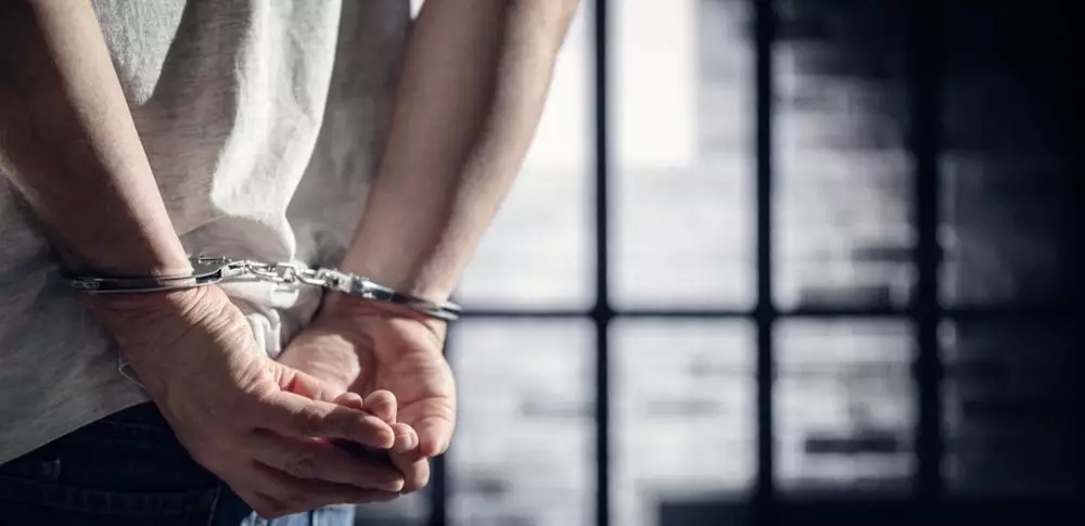 Тренера по MMA задержали в Конаеве после обвинений спортсменок в домогательствах