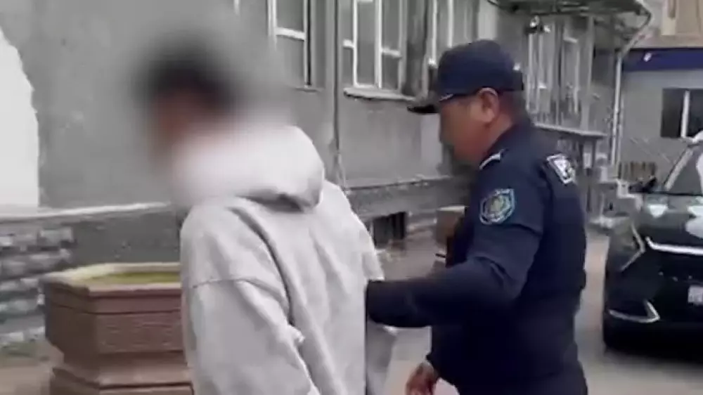 Кисло-Сладкий лақап атымен танымал рэп орындаушы полицияға жеткізілді
