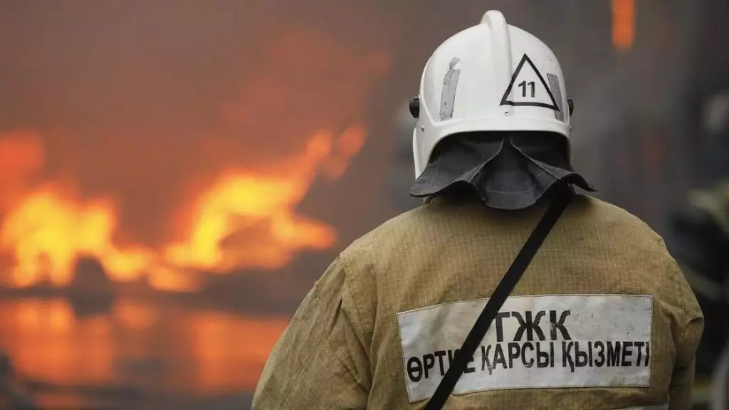 СРОЧНО: В частном секторе Астаны полыхает сильный пожар (ВИДЕО)
